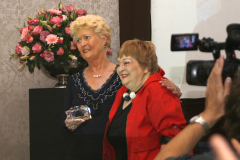 Beaulah Schoeman (left) acknowledges the media after being named gsport’s 2008 Woman of the Year, in the company of Gwen Gill. Photo: gsport