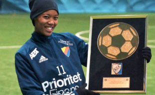 South African international footballer, Linda Motlhalo, pictured with her Newcomer of the Year Award, for Djurgadens IF in Sweden. Photo: Linda Motlhalo (Instagram)