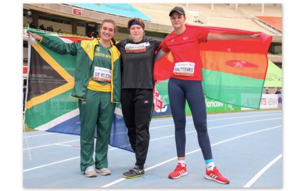 Miné de Klerk flew the South African flag high after concluding her U20 World Championships journey with a gold medal and a record-breaking performance in her two disciplines. In this picture, De Klerk smiles alongside discuss gold medalist Violetta Ignatyeva (middle), and bronze-medalist Alina Nikitsenka (right). Photo: World Athletics (Twitter)