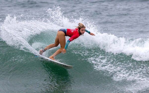 East London’s Zoë Steyn beating Sarah Scott of Kommetjie winning the Ballito Pro on Thursday, 16 December 2021, in Ballito, South Africa. Photo: Pierre Tostee/World Surf League