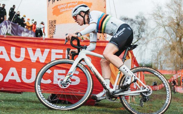 Dutch Cyclo-Cross star, Lucinda Brand, put up a hard-fought performance to beat 19-year-old Puck Pieterse and win her sixth consecutive GP SVEN Nys women’s elite race in Hulst, Netherlands. Photo: UCI CycloCross (Twitter)