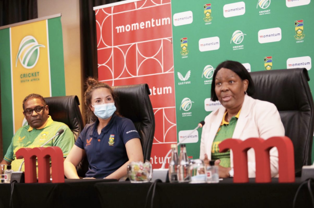 The Momentum Proteas team received a heart-warming welcome back at OR Tambo International Airport on Saturday, 2 April 2022. Photo: Momentum (Twitter)