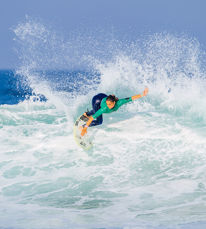 Basque surfer Janire Gonzalez Etxabarri (in picture) and her sister Annette topped heat 3 to both win promotion to Friday Photo: Kody McGregor/WSL