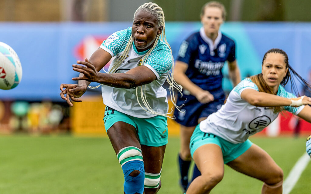 The Springbok Women's Sevens captain Mathrin Simmers tracks the action as Rights Mkhari swings the ball down the line during the HSBC SVNS Play-off tournament at Dignity Health Sports Park in Los Angeles on Saturday, 3 May, 2025. Photo: Gallo Images / SA Rugby