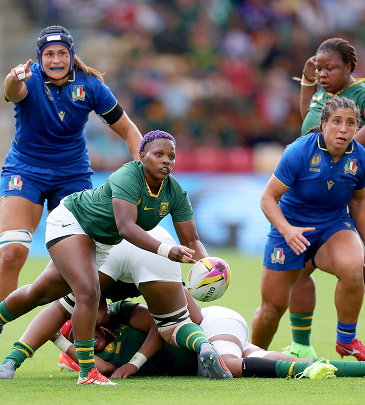 Replacing Nadine Roos, who shifted to full-back, at fly-half, Unam Tose sends the ball down the line from the ruck during their second RWC match.