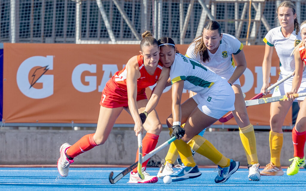 South Africa endured a bruising encounter against a slick English outfit eager to ignite their own campaign in their second FIH Hockey Women’s Junior World Cup 2025 fixture, at the Centro Deportivo de Hockey Césped in Santiago, Chile in South America, on Thursday, 4 December 2025. All Photos: worldsportpics.com/Frank Uijlenbroek via FIH