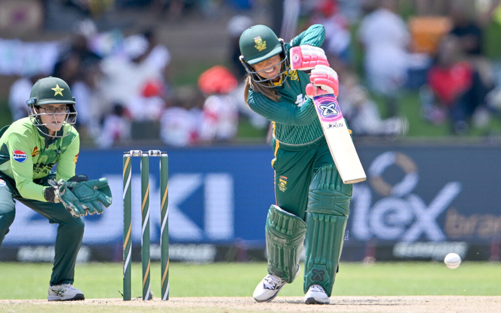 La joueuse du match Suné s'est déchaînée alors que les Proteas Women ont remporté une victoire de 37 points contre le Pakistan lors de l'ouverture du Championnat international féminin ICC d'un jour au Mangaung Oval à Bloemfontein le dimanche 22 février 2026. Toutes les photos : Cricket Afrique du Sud
