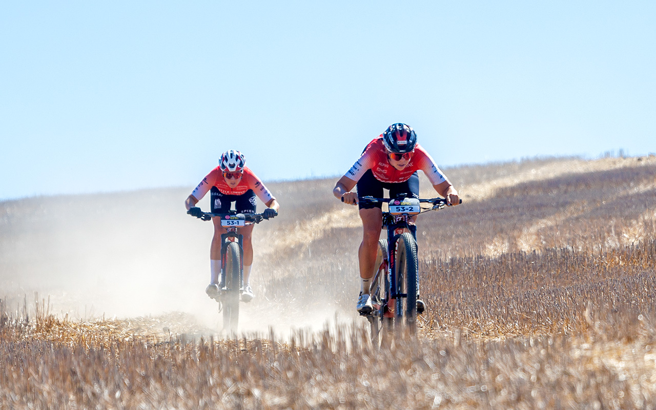 Candice Lill et Alessandra Keller mènent du début à la fin le prologue étouffant de Cape Epic Candice Lill et Alessandra Keller mènent du début à la fin le prologue étouffant de Cape Epic