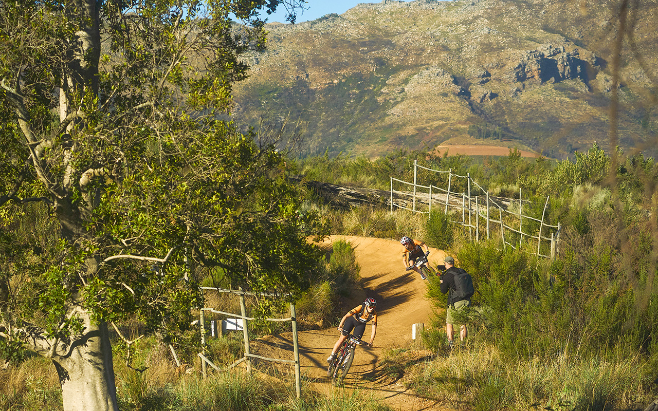 Candice Lill et Alessandra Keller se dirigent vers la victoire de l’étape 6 alors qu’elle envoie une fondation réduite à un Candice Lill et Alessandra Keller se dirigent vers la victoire de l’étape 6 alors qu’elle envoie une fondation réduite à un