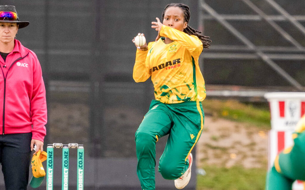 Tumi Sekhukhune en a remporté trois sur 32 dans un effort de bowling fougueux pour les Proteas Women, mais la Néo-Zélandaise Amelia Kerr a réussi un record en carrière de 105 sur 55 balles pour propulser les White Ferns vers une victoire de 92 points lors du cinquième et dernier T20I au Hagley Oval à Christchurch, le mercredi 25 mars 2026. Toutes les photos : fournies