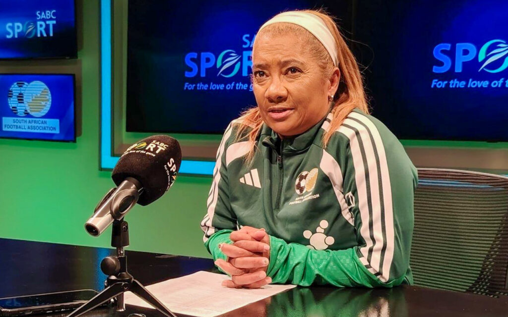 L'entraîneur-chef de Sasol Banyana Banyana, le Dr Desiree Ellis, a annoncé une équipe de 24 joueuses pour les prochains matchs amicaux internationaux de l'équipe contre l'Algérie à Durban et le Japon à Osaka, alors qu'elle se prépare à la Coupe d'Afrique des Nations féminine 2026, aux studios SABC à Auckland Park, Johannesburg, le 25 mars 2026. Photo : fournie.