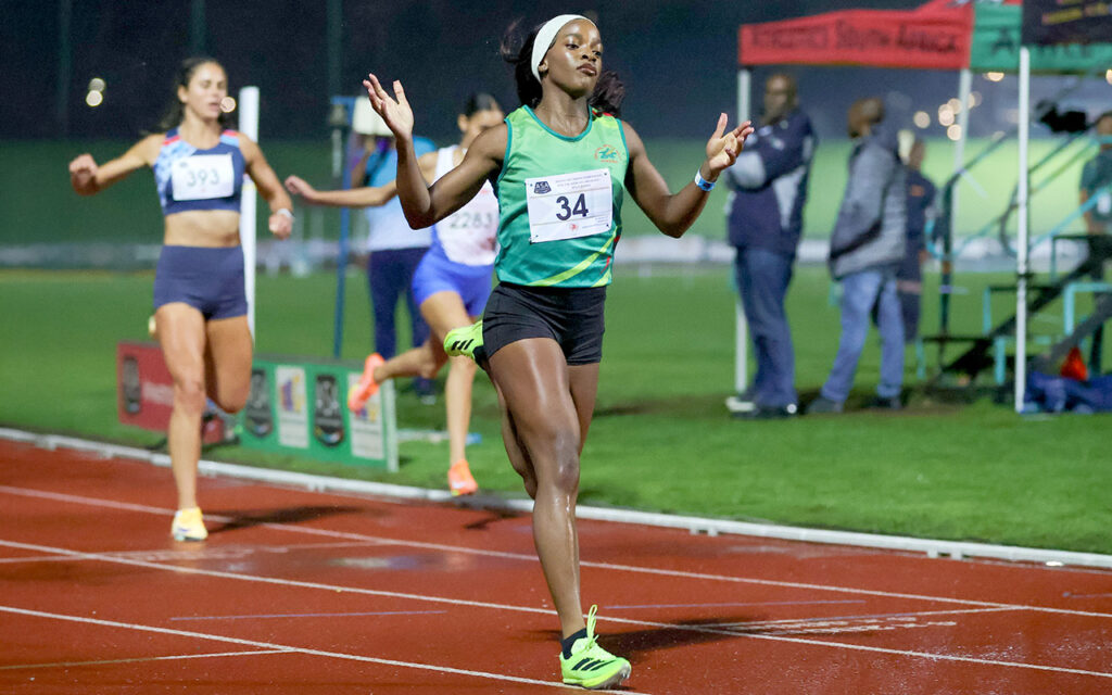 Viwe Jingqi photographiée célébrant sa victoire lors de la finale du 100 m U23 faisait partie des sprinteurs qui ont clôturé de manière spectaculaire une journée d'ouverture explosive aux Championnats des groupes d'âge ASA au stade d'athlétisme Germiston, à Ekurhuleni, le jeudi 26 mars 2026. Toutes les photos : Athlétisme Afrique du Sud