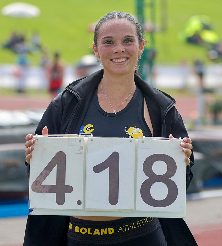 Ansume de Beer of Boland Athletics cleared 4.18m to break her own African record and claim the U20 women's pole vault national title on the closing day.