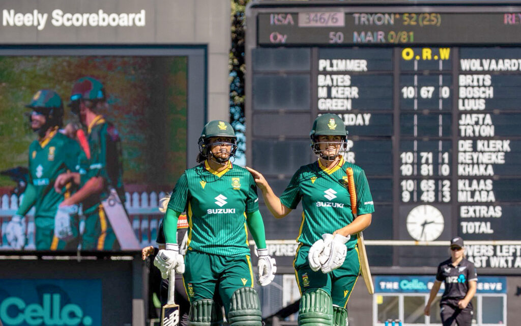 L'Afrique du Sud a affiché un impressionnant 346/6 après avoir été invitée à frapper en premier, mais un siècle d'Amelia Kerr extraordinairement invaincu a ancré une course au record du monde pour la Nouvelle-Zélande pour battre les Proteas Women par deux guichets et pour égaliser le Championnat féminin ICC ODI Series 1-tous à la réserve du bassin à Wellington mercredi. Photo de : Cricket SA