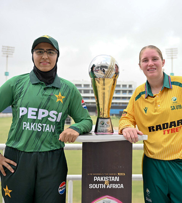 Pakistan U19 Women captain Fizza Fiaz and SA U19 Women captain Mieke van Voorst with the series trophy ahead of the opening match.