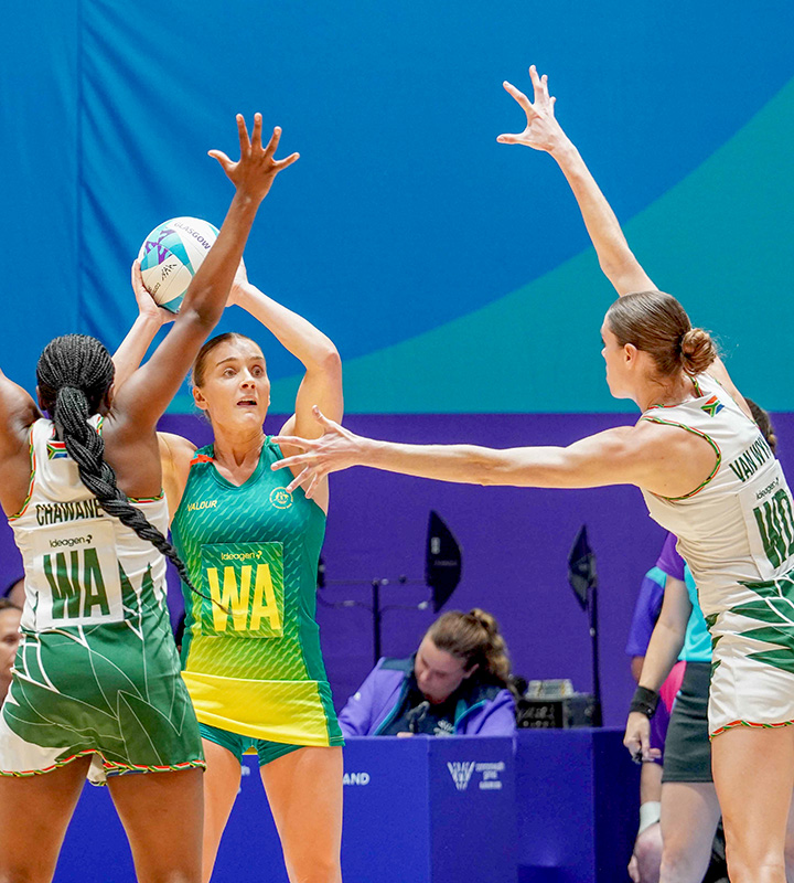 Khanyisa Chawane and Jamie Golob close down Australian wing attack Georgie Horjus for world number one Diamonds. Photo: World Netball