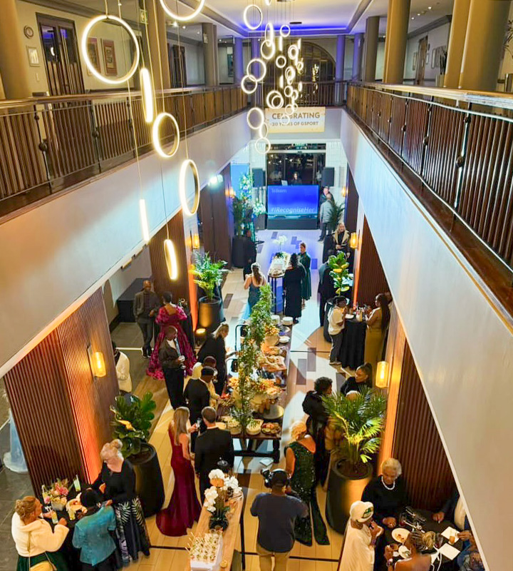 Long after the live broadcast ended, high-fashion portraits, late media interviews and a full dance floor carried proceedings into the early hours.