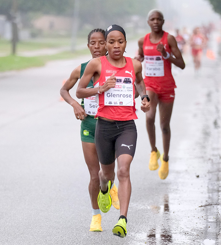 Karabo More (right) produced a determined late surge to overhaul Selam Gebre (left) for second place in 32:21, for a Boxer one-two behind Xaba.