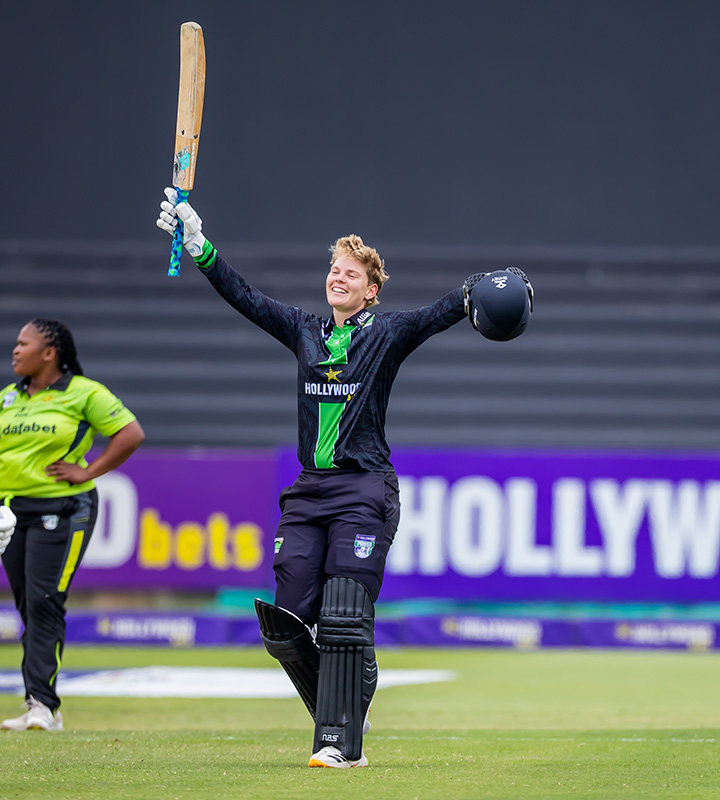 Hollywoodbets Dolphins opener Robyn Searle struck a century in the 149-run Pro50 win over the Warriors in Durban.